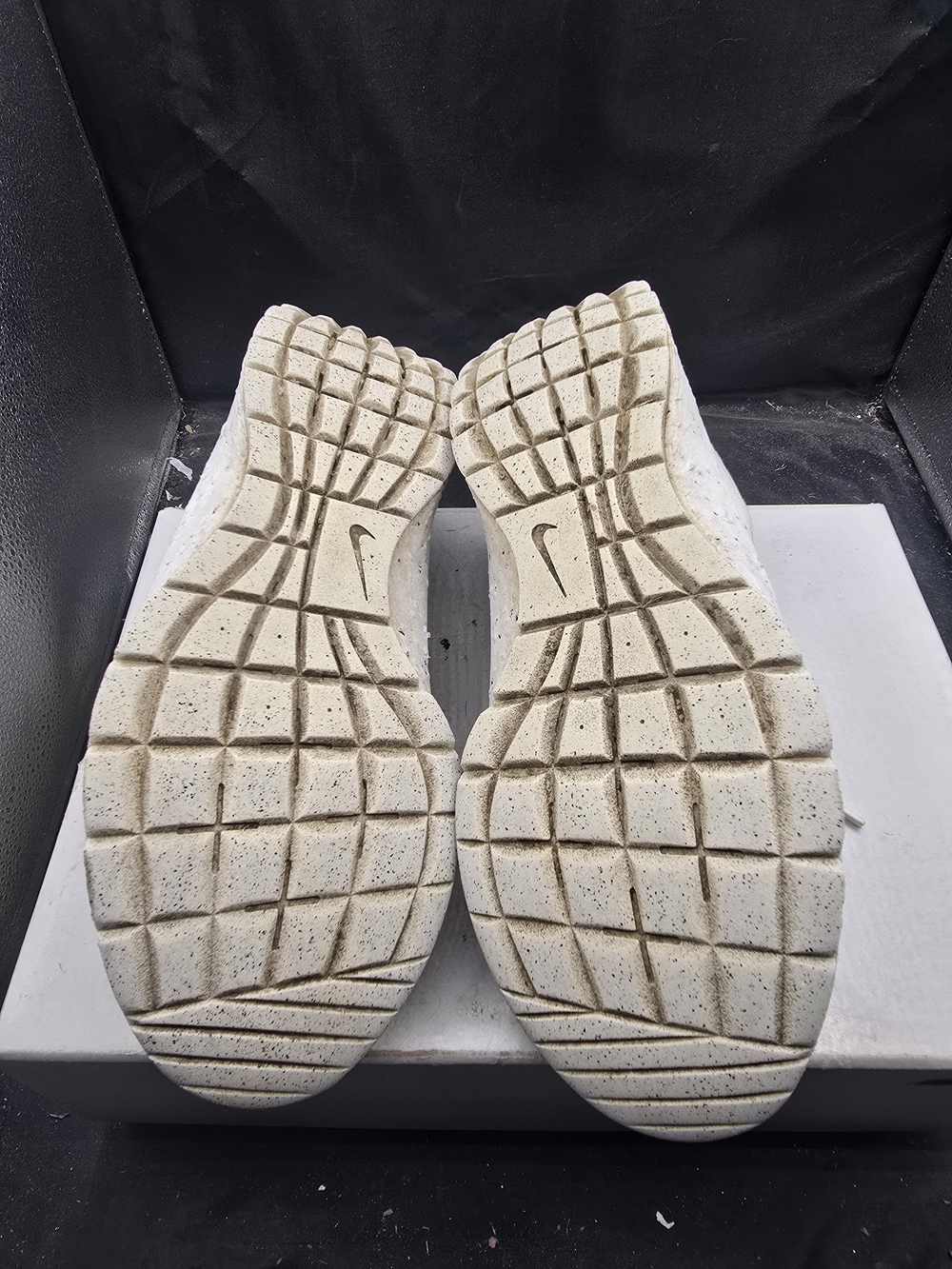 Nike‎ Men’s Gray and White Athletic Sneakers - Picture 8 of 8